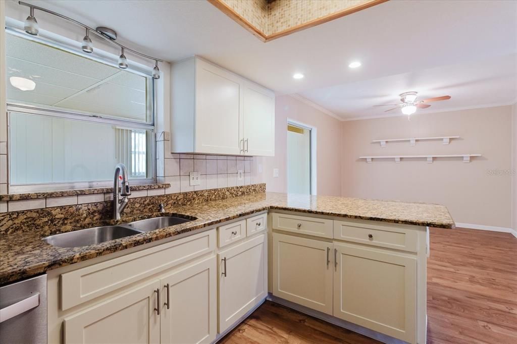 На продажу: $229,900 (2 спален, 2 ванн, 1124 Квадратных фут)
