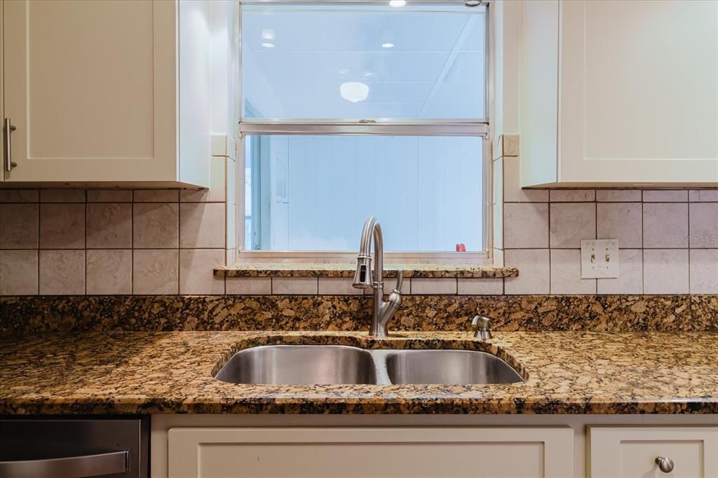 На продажу: $229,900 (2 спален, 2 ванн, 1124 Квадратных фут)