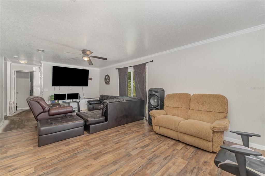 For Sale: $235,000 (5 beds, 3 baths, 1976 Square Feet)