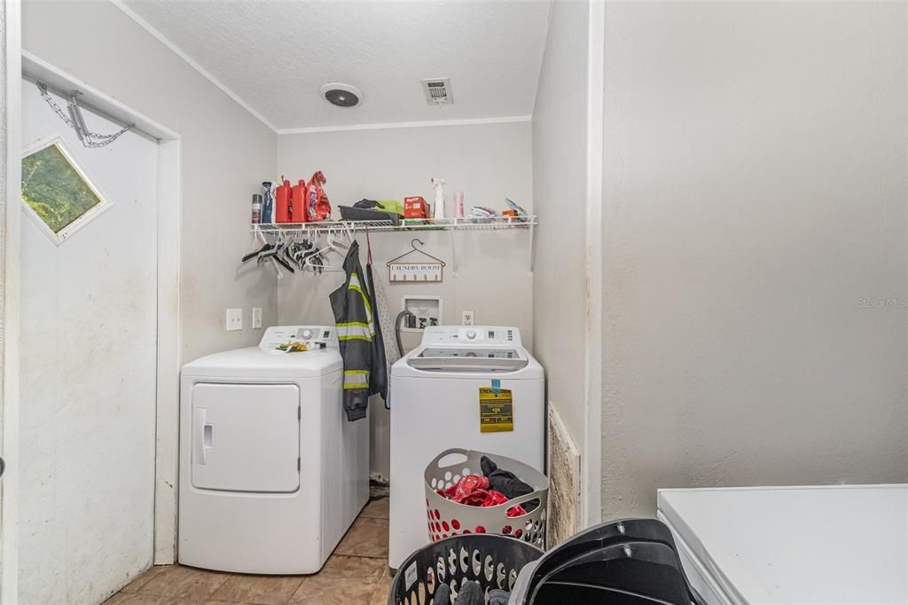 For Sale: $235,000 (5 beds, 3 baths, 1976 Square Feet)