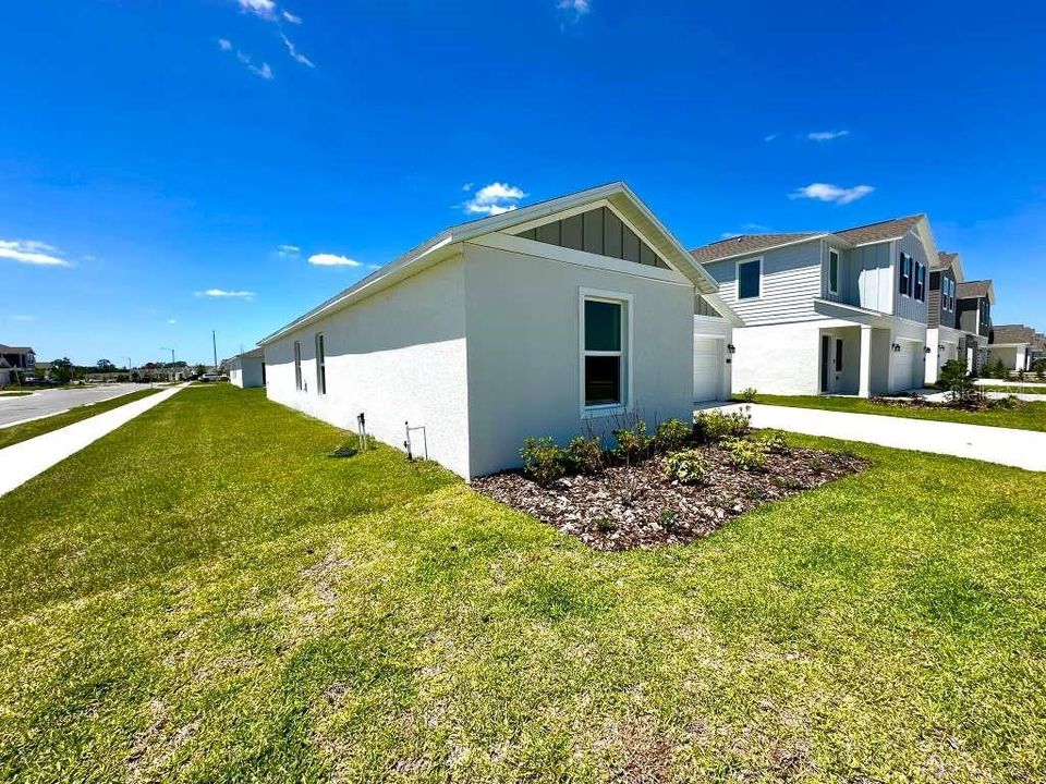 For Rent: $2,100 (4 beds, 2 baths, 1824 Square Feet)