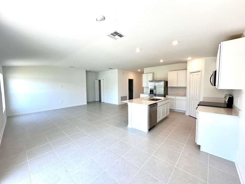 For Rent: $2,100 (4 beds, 2 baths, 1824 Square Feet)
