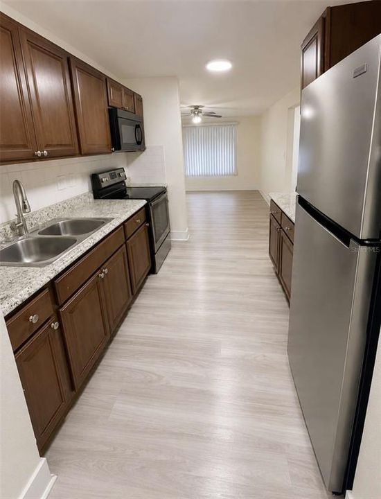 For Sale: $195,000 (2 beds, 1 baths, 816 Square Feet)