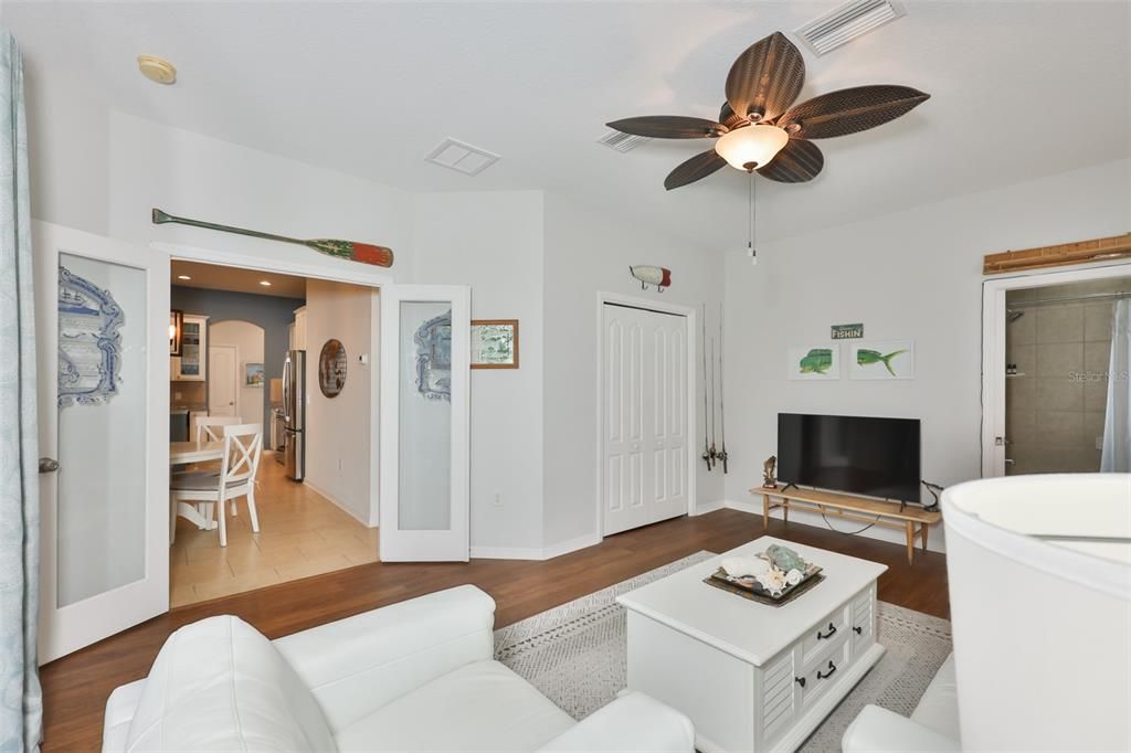 En Venta: $646,523 (5 camas, 3 baños, 2976 Pies cuadrados)