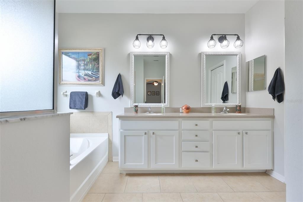 En Venta: $646,523 (5 camas, 3 baños, 2976 Pies cuadrados)
