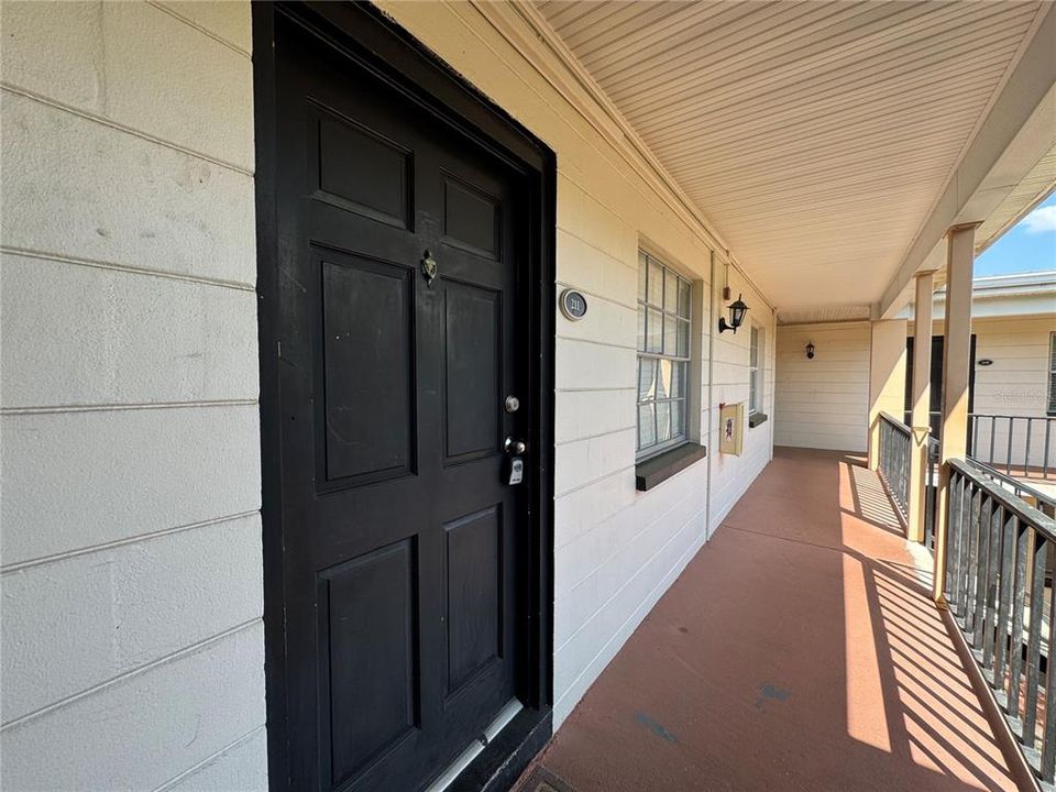 For Rent: $1,400 (2 beds, 1 baths, 810 Square Feet)
