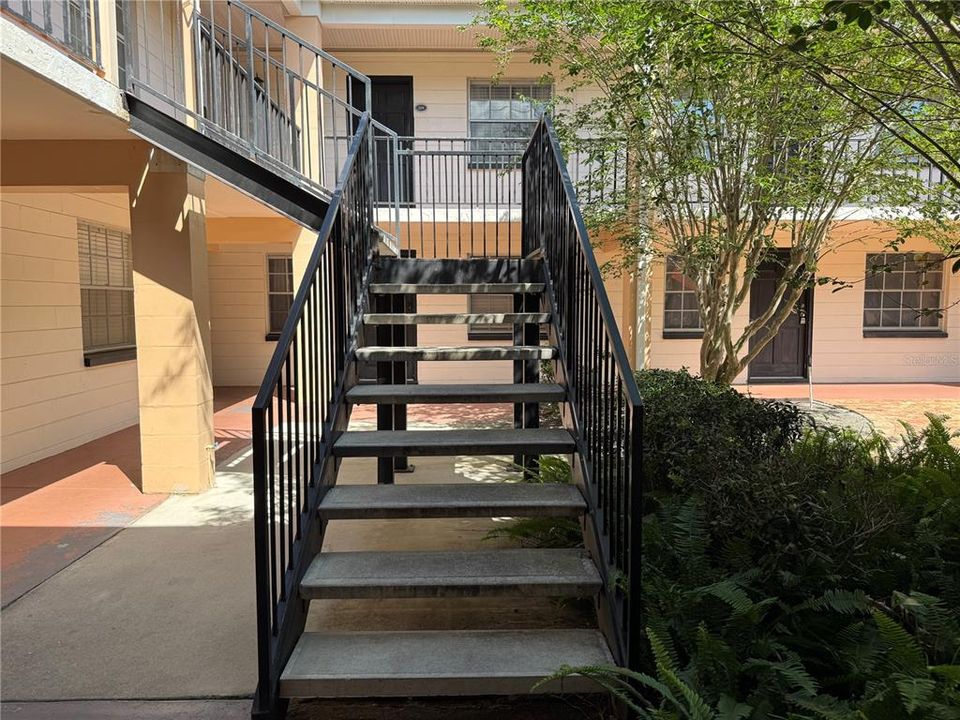 For Rent: $1,400 (2 beds, 1 baths, 810 Square Feet)