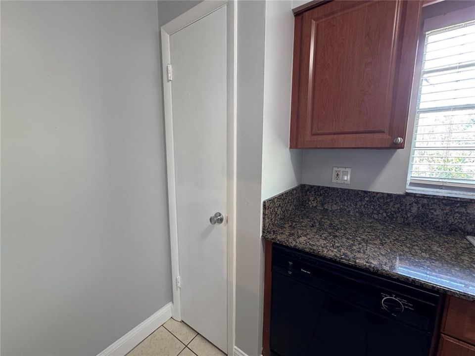 For Rent: $1,400 (2 beds, 1 baths, 810 Square Feet)