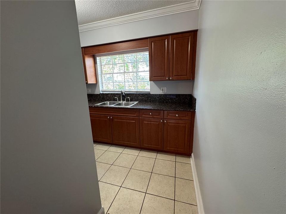 For Rent: $1,400 (2 beds, 1 baths, 810 Square Feet)