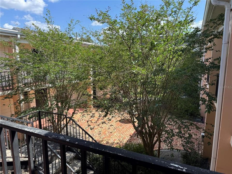 For Rent: $1,400 (2 beds, 1 baths, 810 Square Feet)