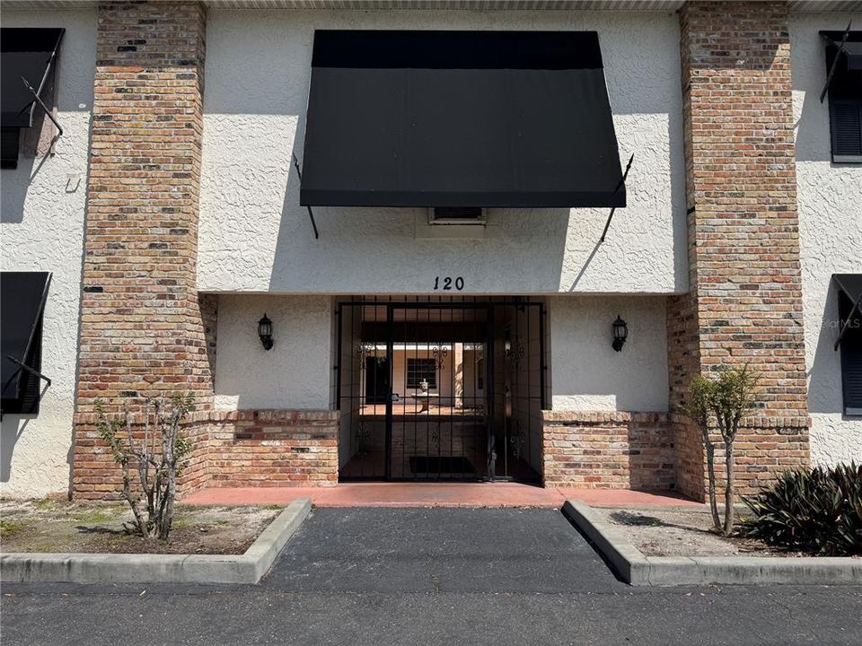 For Rent: $1,400 (2 beds, 1 baths, 810 Square Feet)