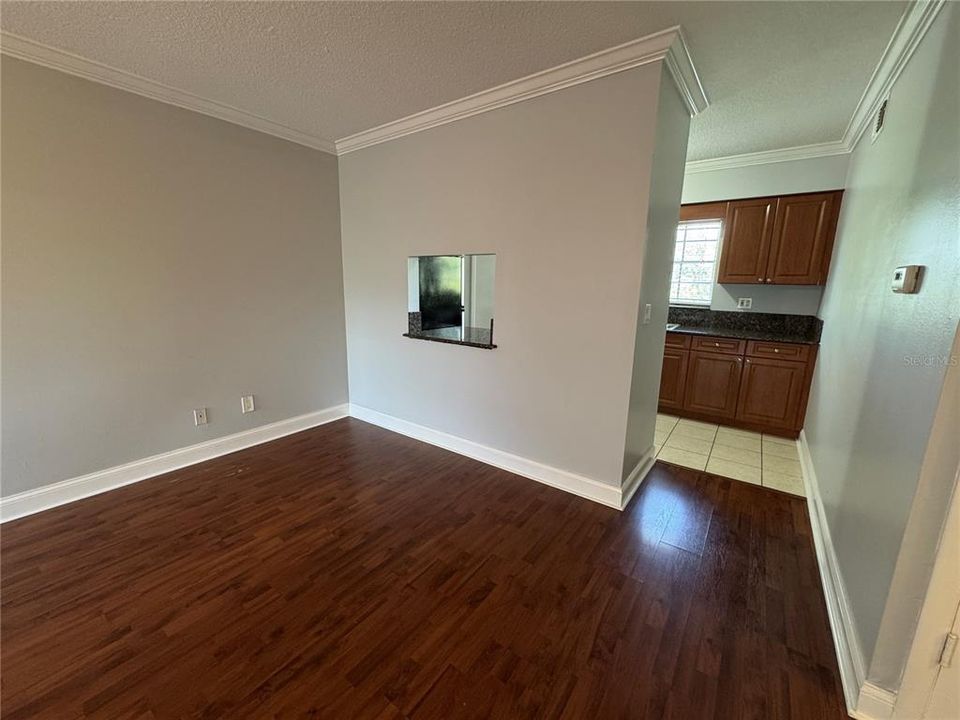 For Rent: $1,400 (2 beds, 1 baths, 810 Square Feet)
