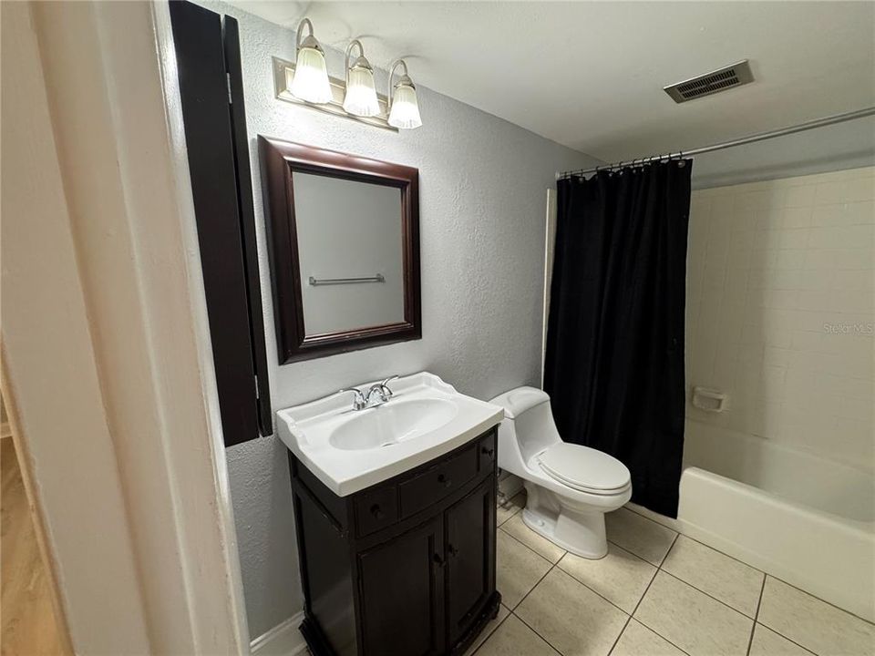 For Rent: $1,400 (2 beds, 1 baths, 810 Square Feet)