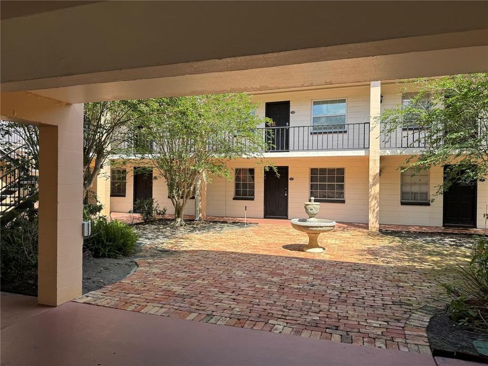 For Rent: $1,400 (2 beds, 1 baths, 810 Square Feet)