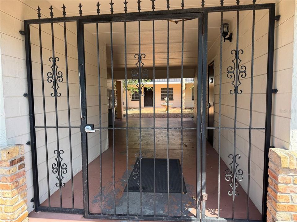 For Rent: $1,400 (2 beds, 1 baths, 810 Square Feet)