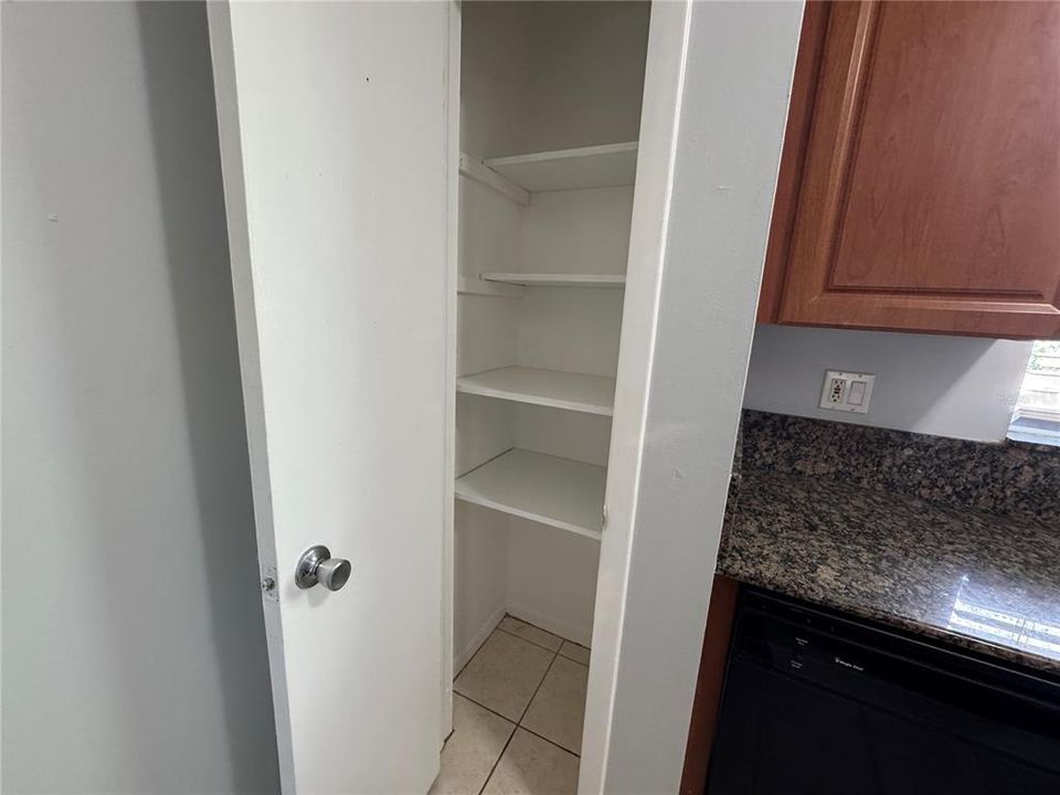 For Rent: $1,400 (2 beds, 1 baths, 810 Square Feet)