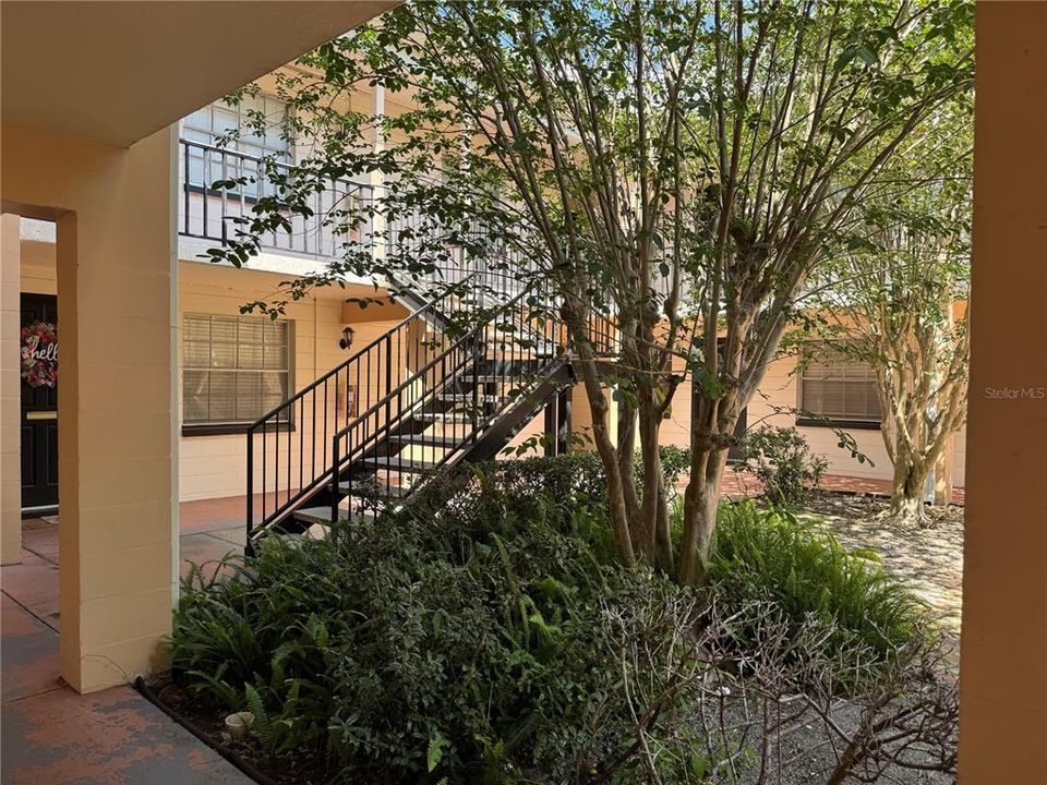 For Rent: $1,400 (2 beds, 1 baths, 810 Square Feet)
