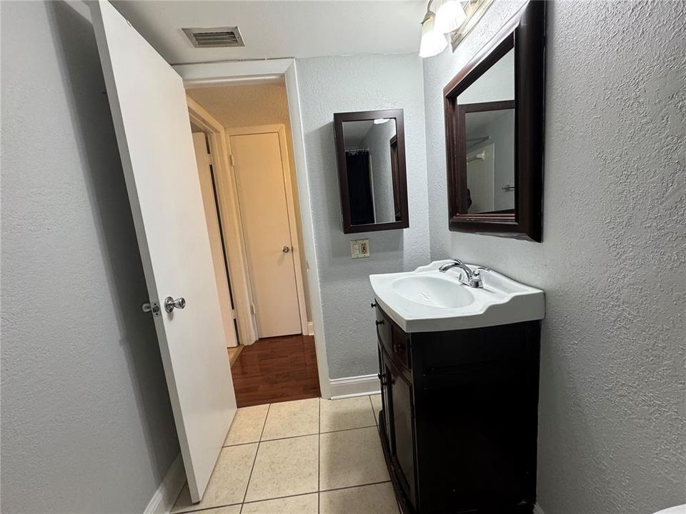 For Rent: $1,400 (2 beds, 1 baths, 810 Square Feet)
