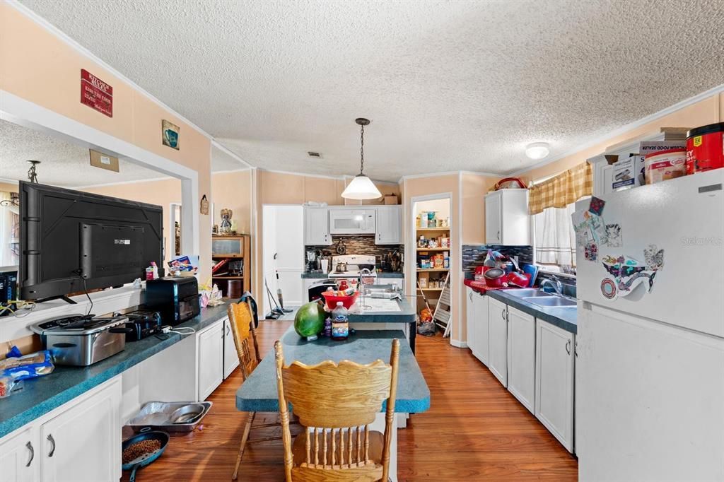 На продажу: $299,999 (3 спален, 2 ванн, 1593 Квадратных фут)
