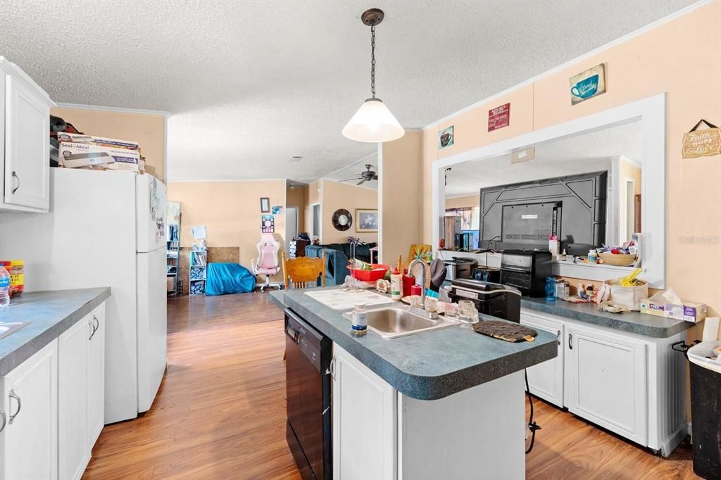 На продажу: $299,999 (3 спален, 2 ванн, 1593 Квадратных фут)