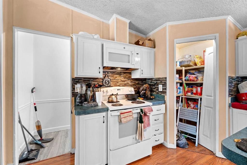 На продажу: $299,999 (3 спален, 2 ванн, 1593 Квадратных фут)