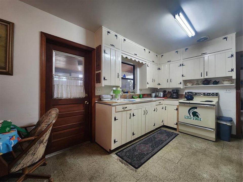 На продажу: $295,000 (2 спален, 1 ванн, 1360 Квадратных фут)