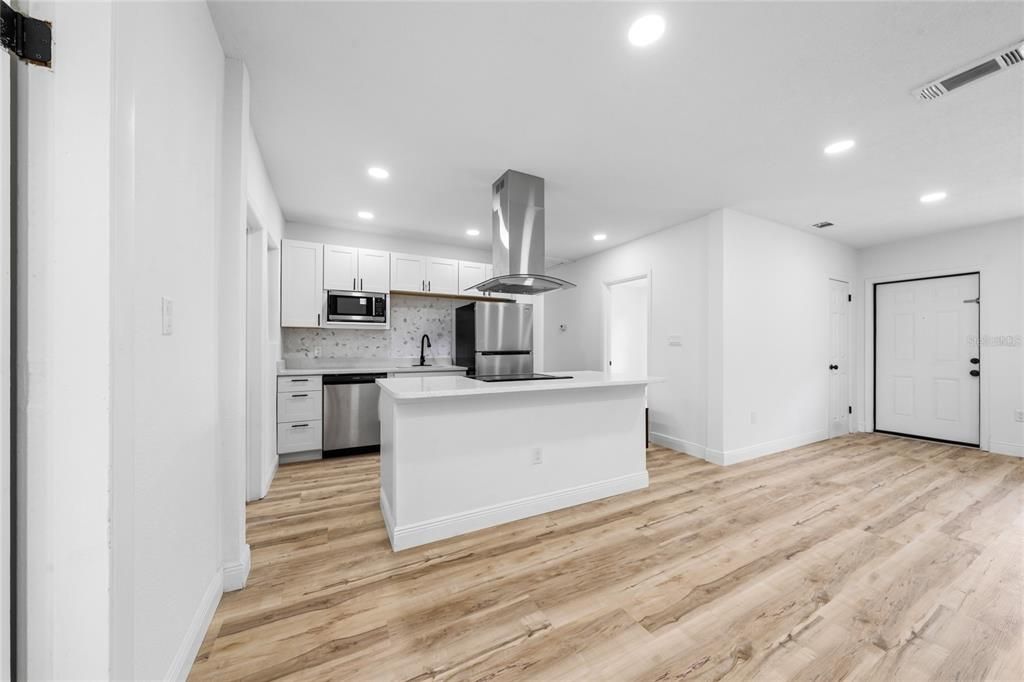 На продажу: $245,000 (4 спален, 2 ванн, 1182 Квадратных фут)