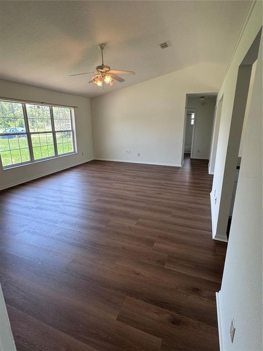 En Venta: $209,900 (3 camas, 2 baños, 1379 Pies cuadrados)