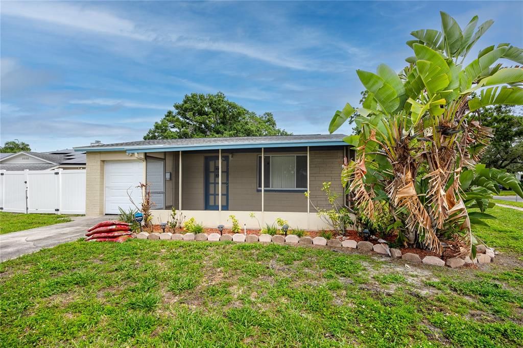 For Sale: $279,900 (3 beds, 1 baths, 901 Square Feet)