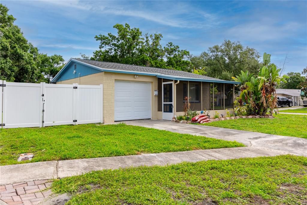 For Sale: $279,900 (3 beds, 1 baths, 901 Square Feet)
