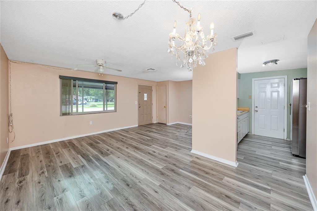 For Sale: $279,900 (3 beds, 1 baths, 901 Square Feet)
