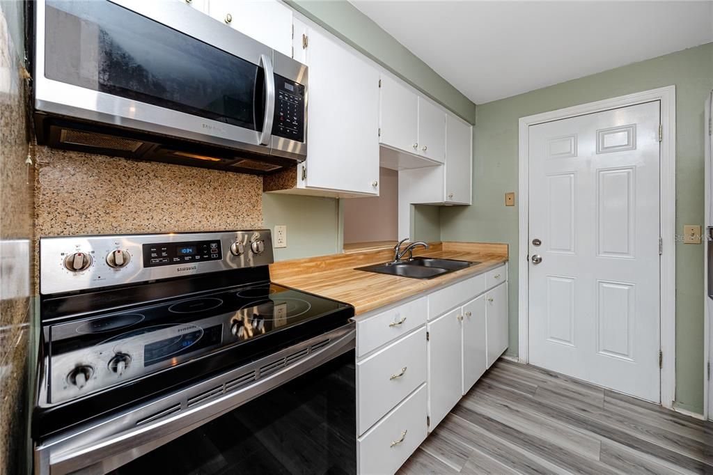 For Sale: $279,900 (3 beds, 1 baths, 901 Square Feet)