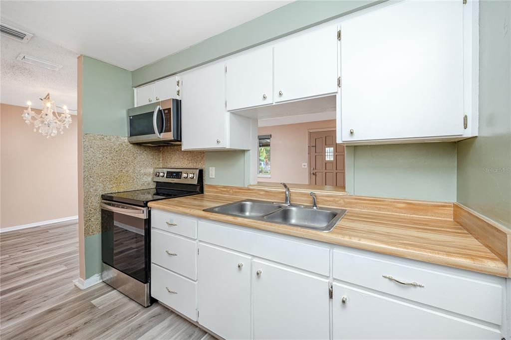For Sale: $279,900 (3 beds, 1 baths, 901 Square Feet)