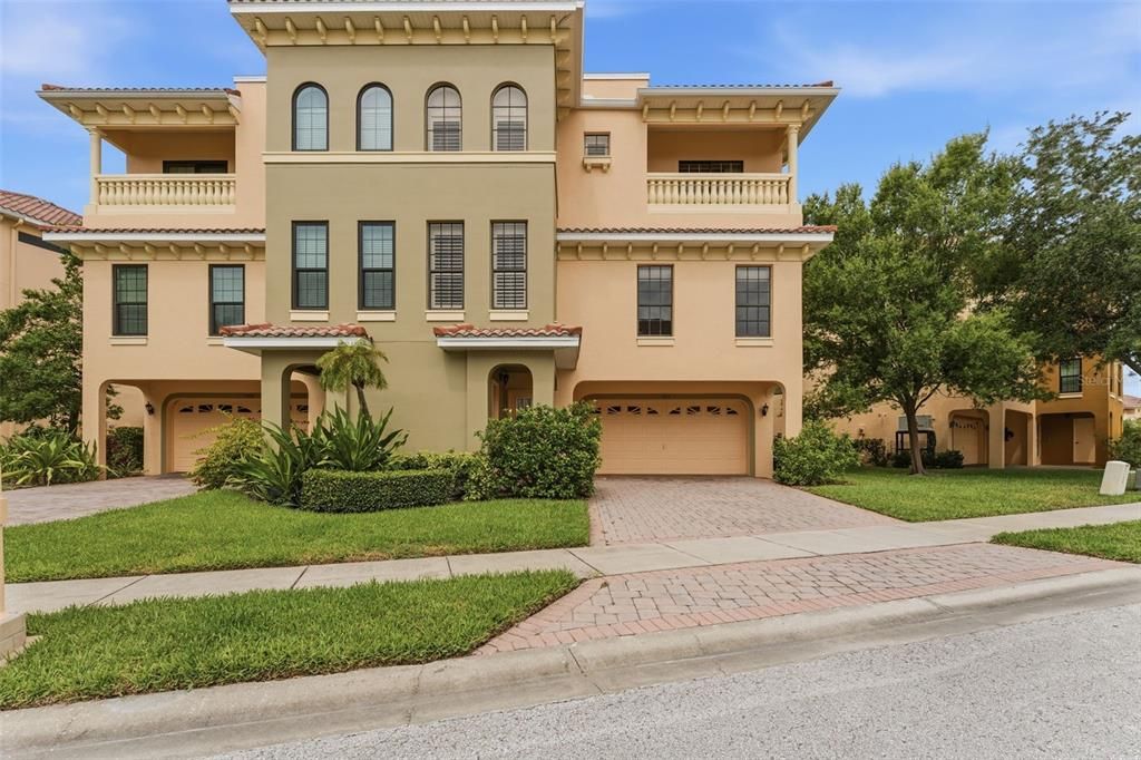 En Venta: $529,900 (3 camas, 3 baños, 2599 Pies cuadrados)