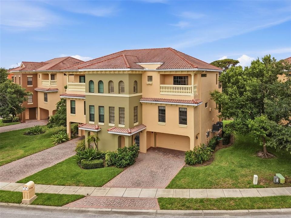 En Venta: $529,900 (3 camas, 3 baños, 2599 Pies cuadrados)