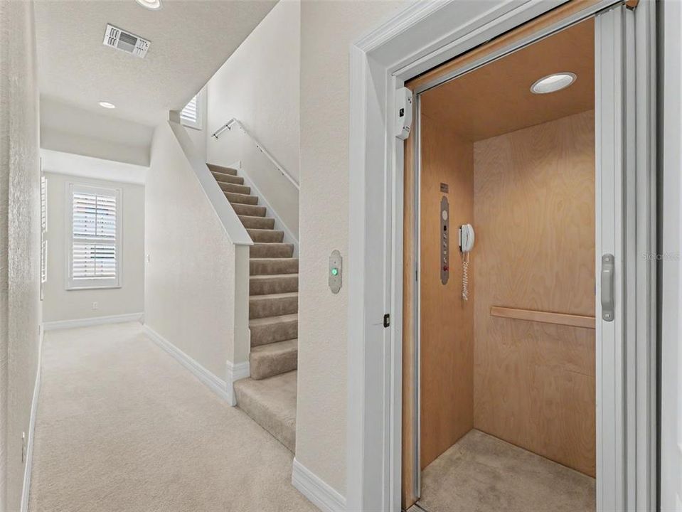 En Venta: $529,900 (3 camas, 3 baños, 2599 Pies cuadrados)