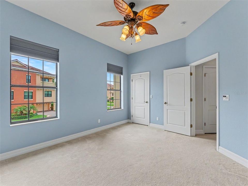 En Venta: $529,900 (3 camas, 3 baños, 2599 Pies cuadrados)