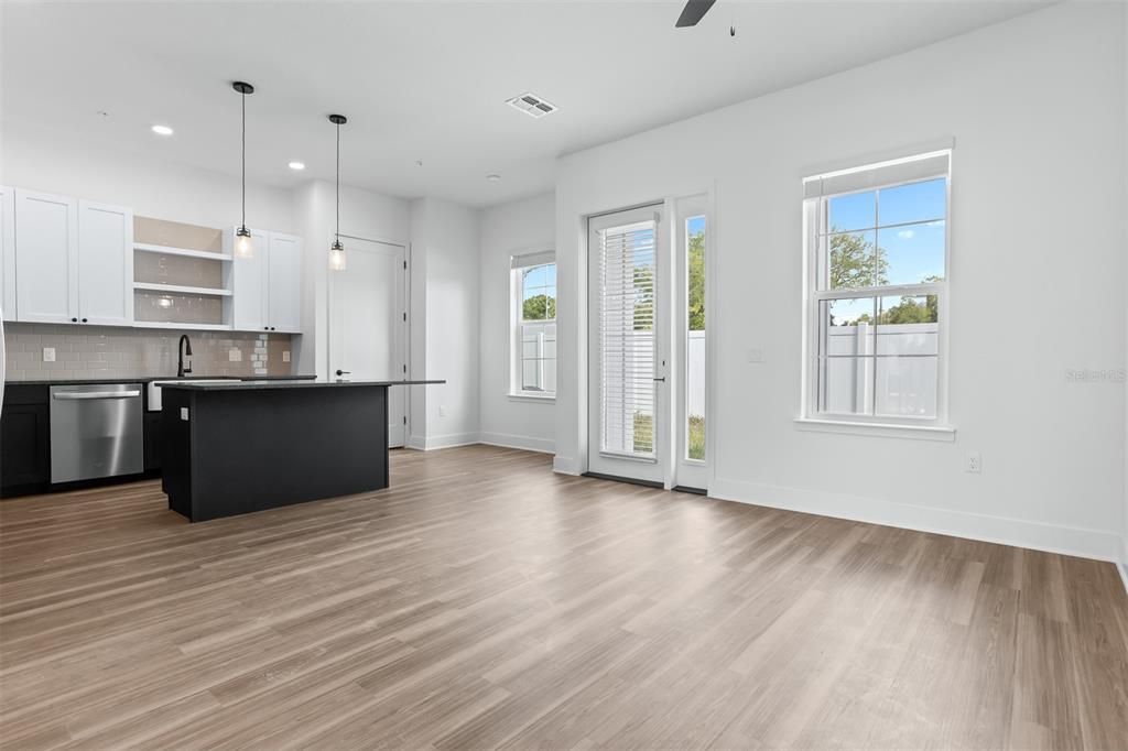 For Rent: $2,100 (1 beds, 1 baths, 737 Square Feet)