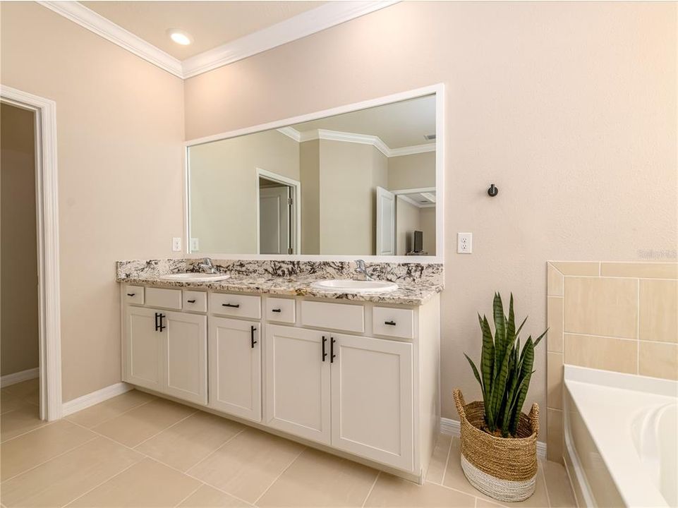 For Sale: $414,900 (4 beds, 3 baths, 2528 Square Feet)