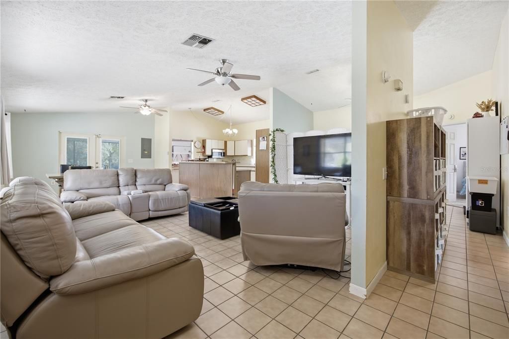 For Sale: $500,000 (2 beds, 3 baths, 1596 Square Feet)