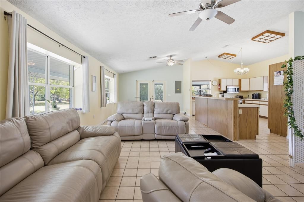 For Sale: $500,000 (2 beds, 3 baths, 1596 Square Feet)