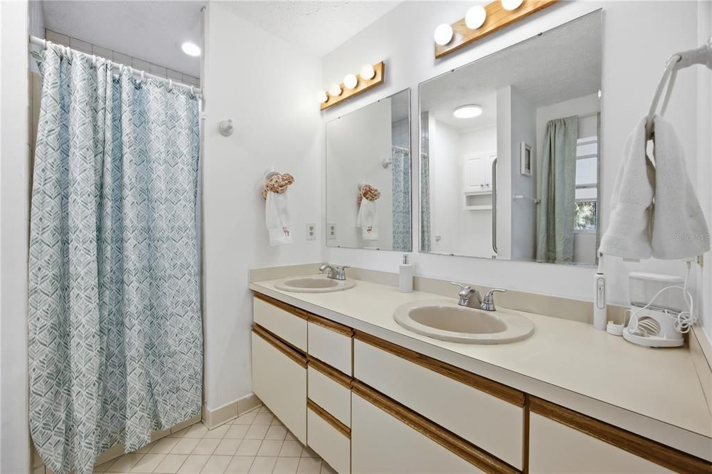 For Sale: $500,000 (2 beds, 3 baths, 1596 Square Feet)