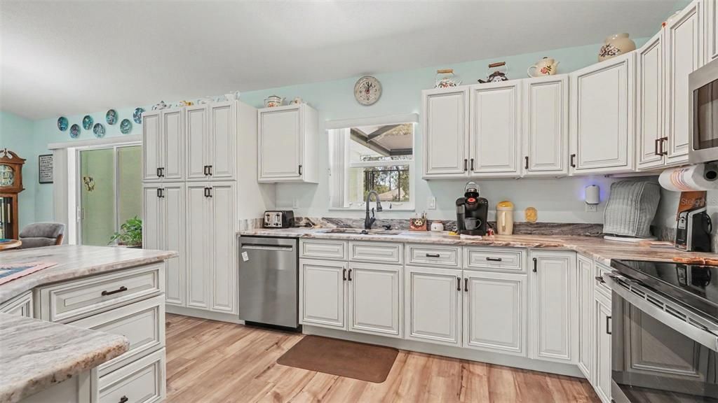 For Sale: $325,000 (3 beds, 2 baths, 1652 Square Feet)
