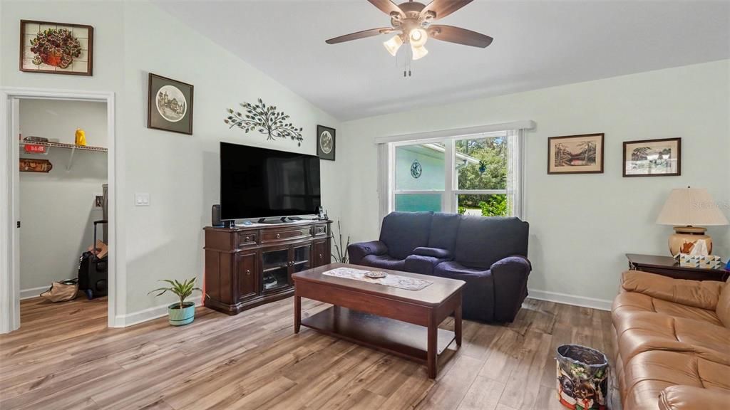 For Sale: $325,000 (3 beds, 2 baths, 1652 Square Feet)