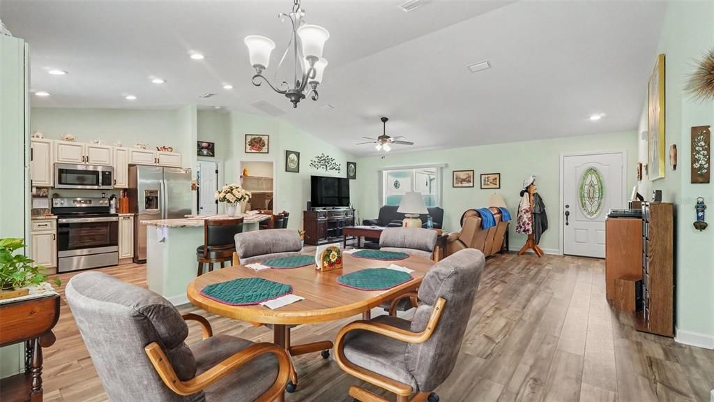 For Sale: $325,000 (3 beds, 2 baths, 1652 Square Feet)