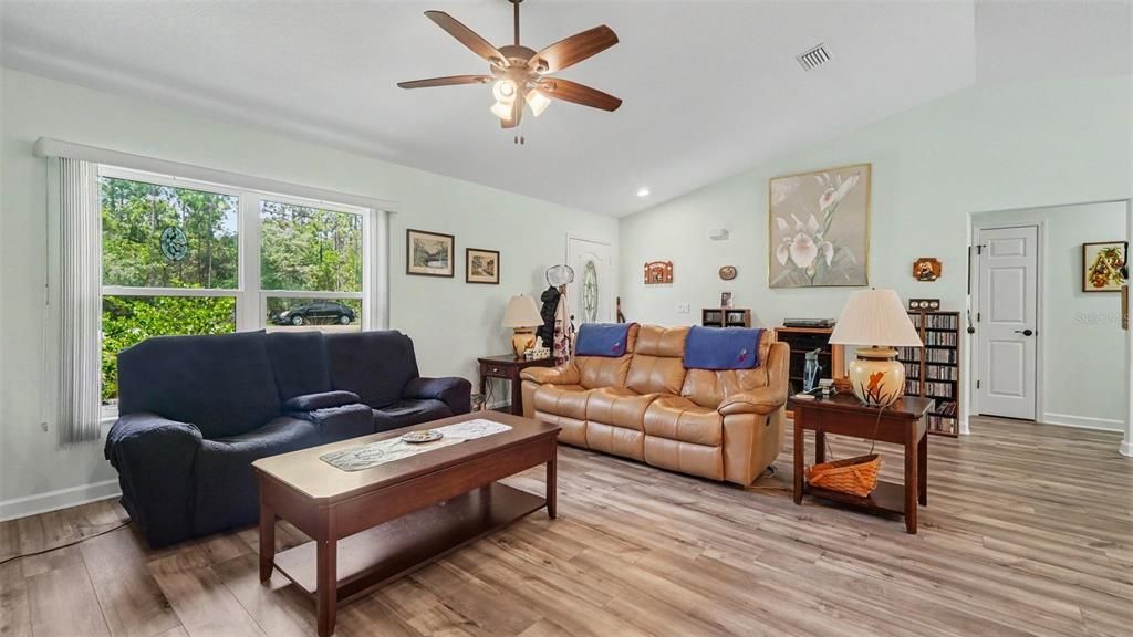 For Sale: $325,000 (3 beds, 2 baths, 1652 Square Feet)