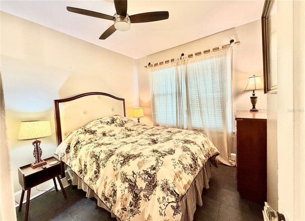 В аренду: $2,300 (2 спален, 1 ванн, 950 Квадратных фут)