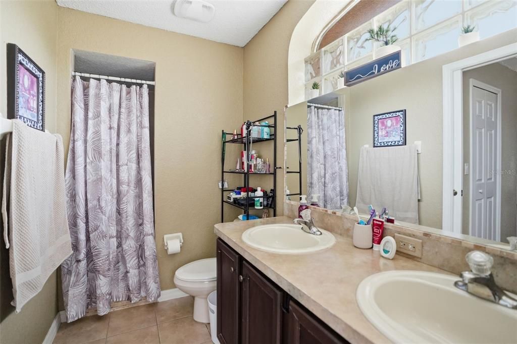 En Venta: $305,000 (3 camas, 2 baños, 1736 Pies cuadrados)