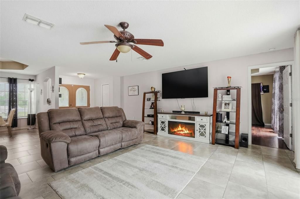 En Venta: $305,000 (3 camas, 2 baños, 1736 Pies cuadrados)