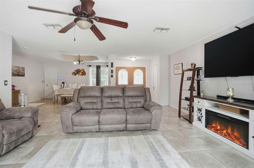 En Venta: $305,000 (3 camas, 2 baños, 1736 Pies cuadrados)